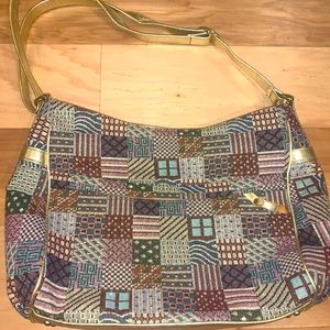 Vintage SAS quilted purse w/ gold colored accent pieces includes og keychain Euc